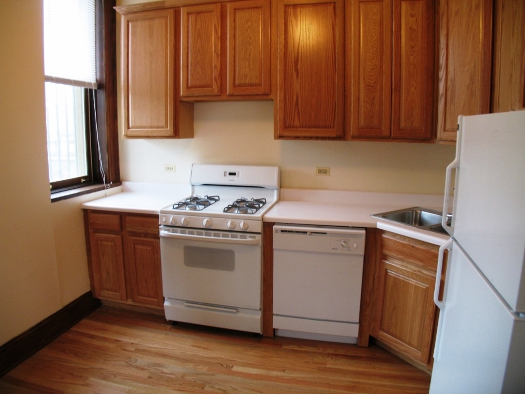 Building Photo - 2214 N Kenmore Ave