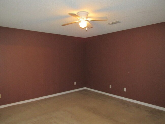 Building Photo - Centrally located with easy access to base...