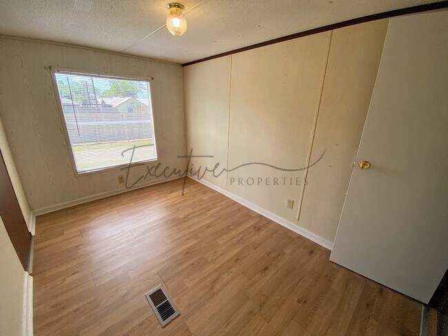 Building Photo - 307 N Kinney Ave