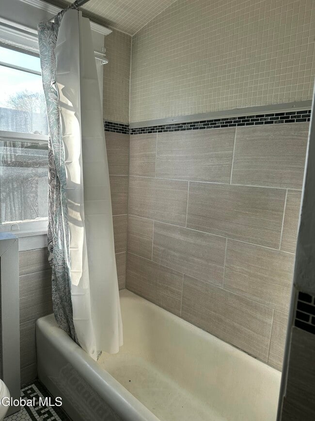 Building Photo - 65 Ten Eyck Ave