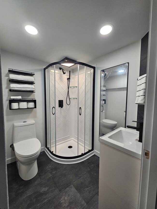 Building Photo - Newly Remodeled Home