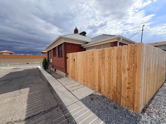 Building Photo - Reno Affordable House 3 Bedroom/1 Bath/ 1 Cat Friendly