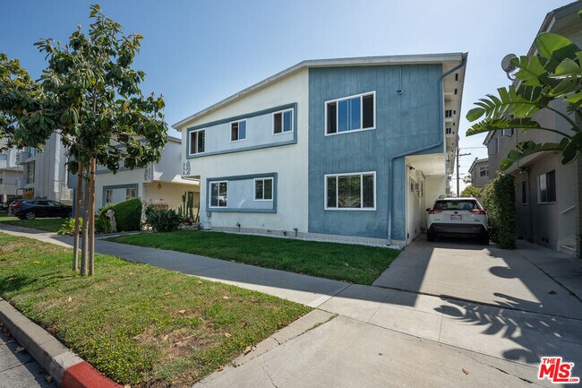Building Photo - 256 S Doheny Dr