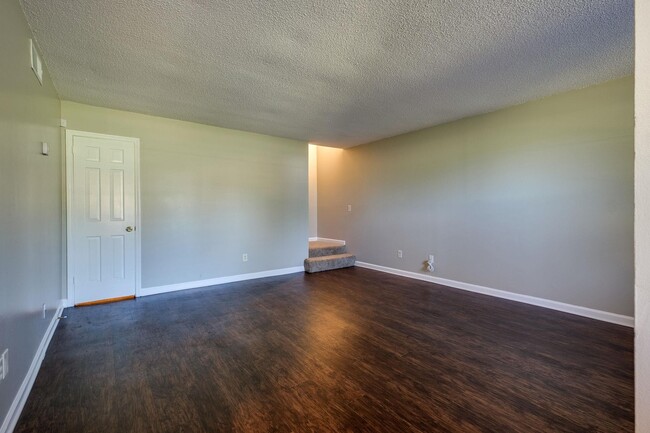 Building Photo - 1301 Neelys Bend Rd