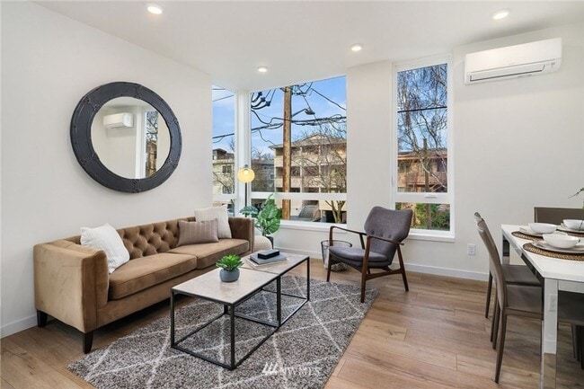 Building Photo - 2Bd/1.75Ba Seattle Townhouse