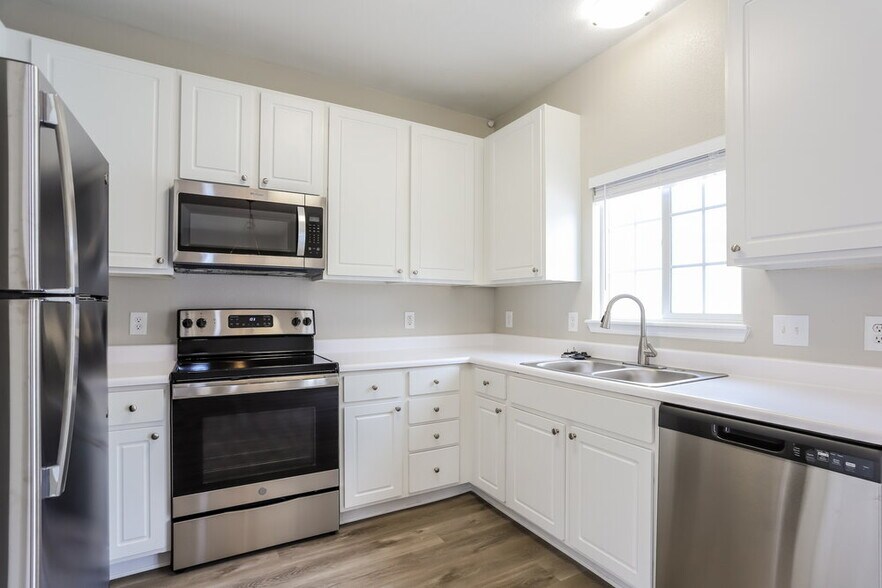 Building Photo - 17001 E Wyoming Dr