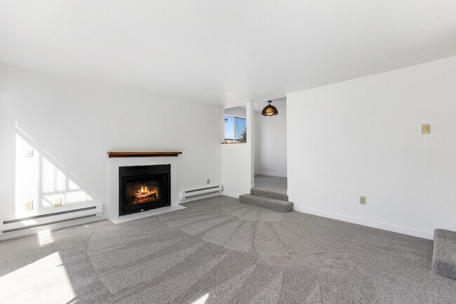 Building Photo - Spacious 1 Bedroom Apartment w/ Parking in...