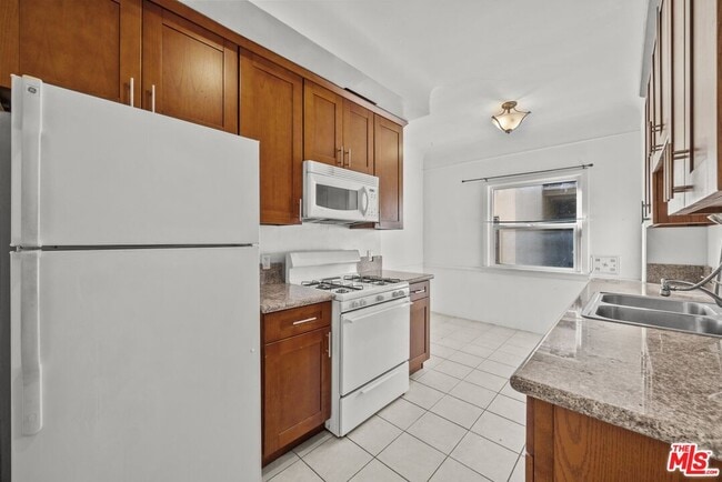 Building Photo - 6542 1/2 W Olympic Blvd