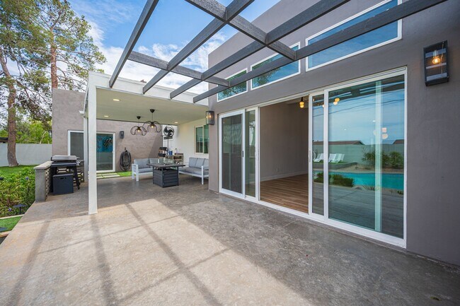 Building Photo - European-inspired Mid-Century Henderson Home!