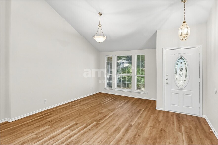 Building Photo - 3552 Peachtree Ln