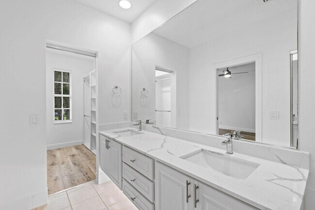 Building Photo - 354 Jacaranda Dr