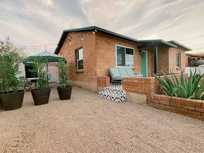 Building Photo - FARM VIEW BUNGALOW across from UofA Campus Farm! Available Today!