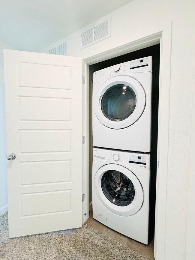 Building Photo - Gorgeous 2024 Townhouse 2 bed/ 2.5 bath  Near Johnstown YMCA