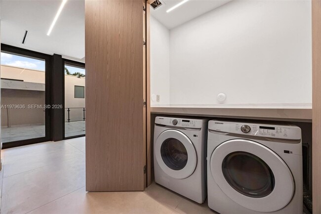 Building Photo - 723 NE 77th St