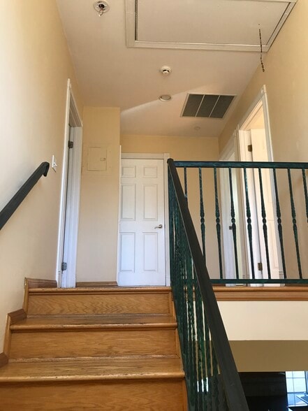 Building Photo - 1304 Mackay Ln