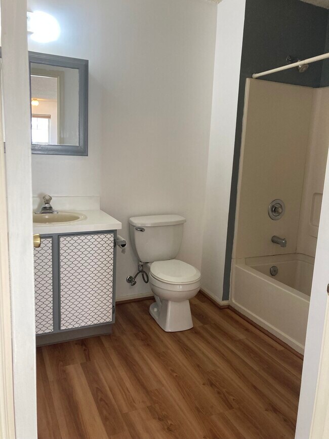 Building Photo - 26 Des Moines Ct