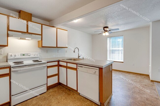 Building Photo - Spacious Pet-Friendly Ground Level Unit w/ Parking Included!