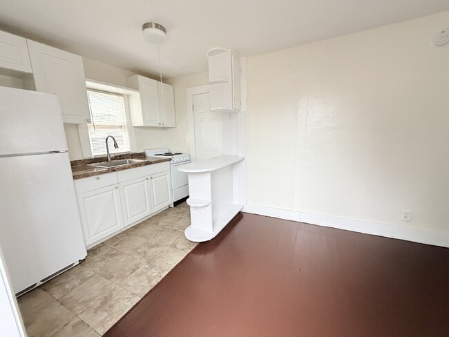 Building Photo - 4341 Pinewood Ave