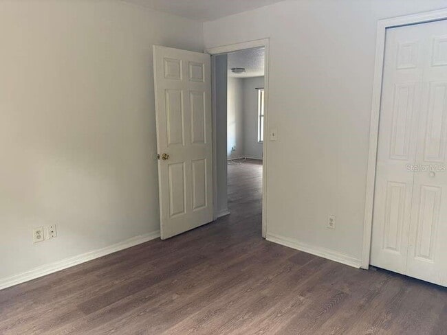 Building Photo - 548 E Walts Ave