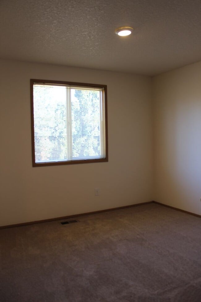 Building Photo - 4 BR, 2 1/2 BA home with fenced yard in qu...