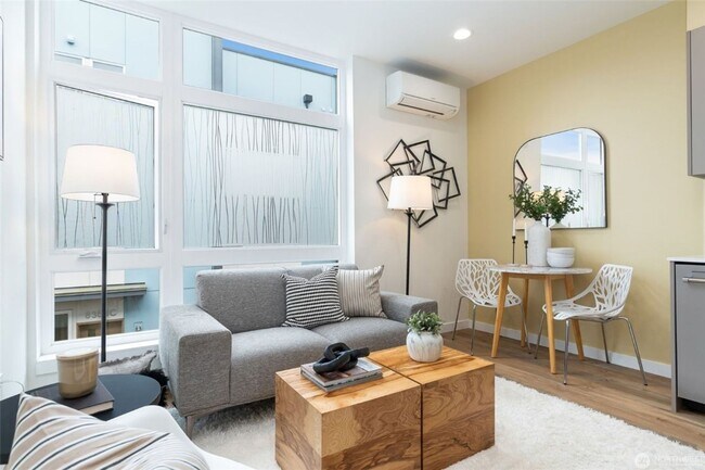 Building Photo - 2Bd/2Ba Seattle Townhouse