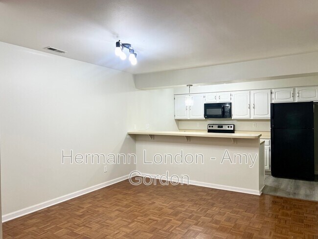 Building Photo - 4225 W Pine Blvd