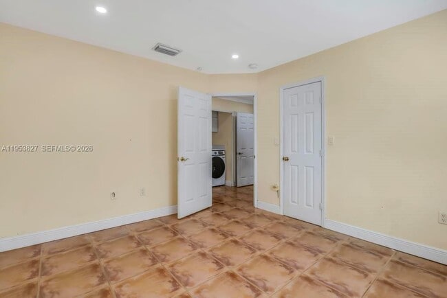 Building Photo - 4370 SW 82nd Ave