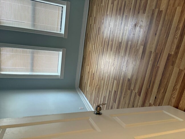 Building Photo - 176 E 93rd St