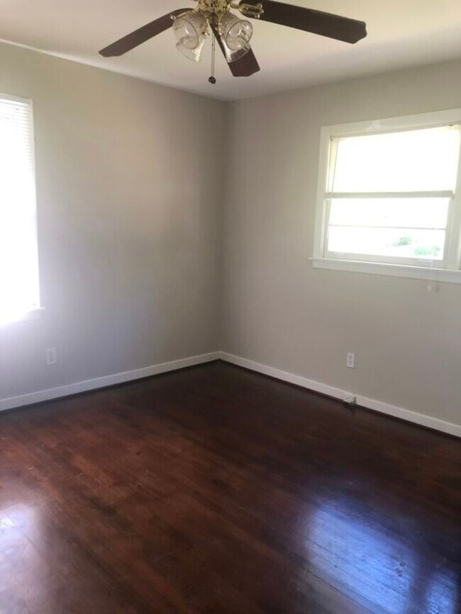 Building Photo - 501 Rosewell Ln