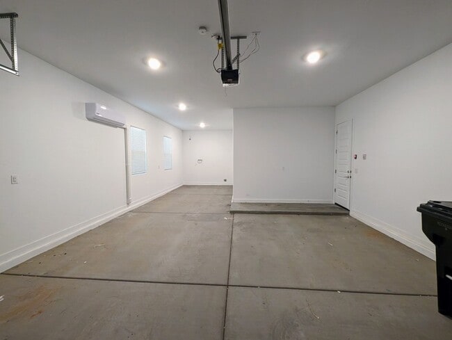 Building Photo - 16431 W Charlotte Dr