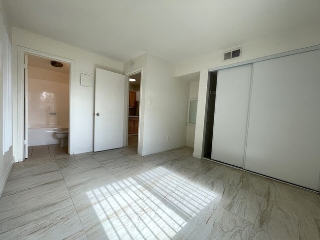 Building Photo - AVAILABLE NOW!  Lovely 1 Bed 1 Bath Apartm...
