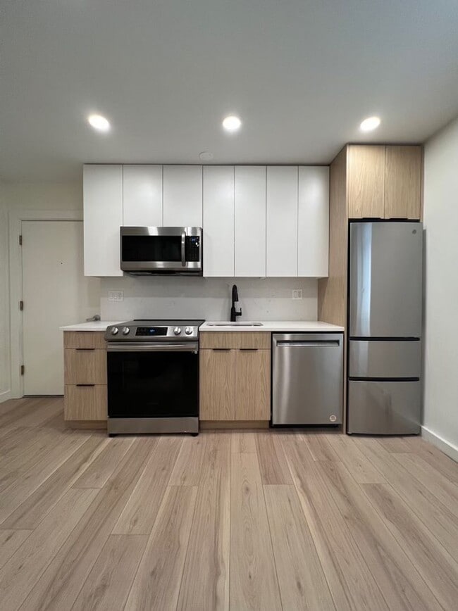 Building Photo - 1Br/1Bth apartment available June 1, 2026. Great location. Laundry in unit!