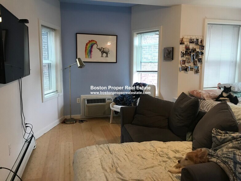 Building Photo - 461 Park Dr