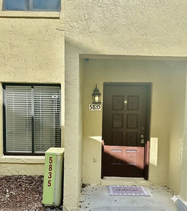 Building Photo - Spacious 2 bedroom on the first level