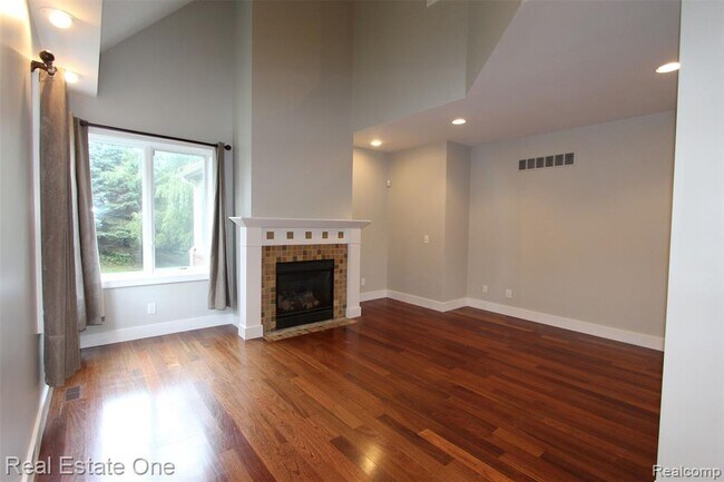 Building Photo - 1090 Oakwood Dr
