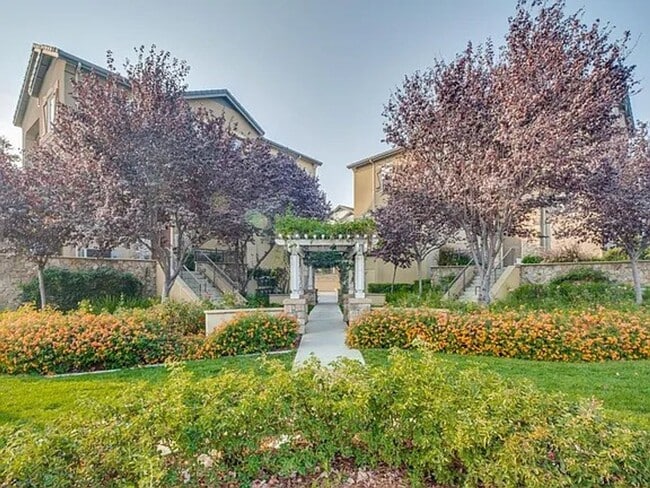 Building Photo - SAN JOSE-beautiful  townhome with tandem t...