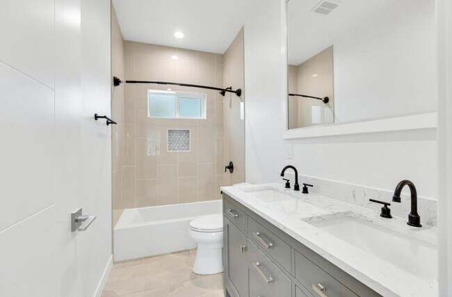 Building Photo - 2 bedroom / 1 bath | Midtown Duplex Available Now