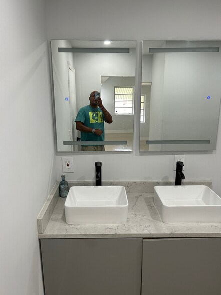 Building Photo - 2463 Lincoln St