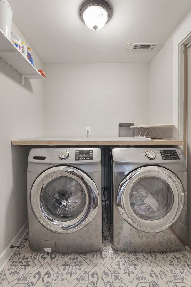Building Photo - Gorgeous 4/3.5 w/ Bedroom on Main & Large,...