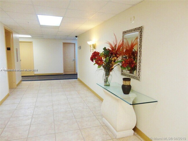 Building Photo - 400 Kings Point Dr