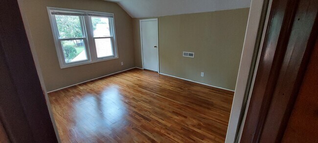 2nd floor bedroom - 2916 Woodleigh St