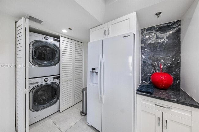 Building Photo - 520 Brickell Key Dr