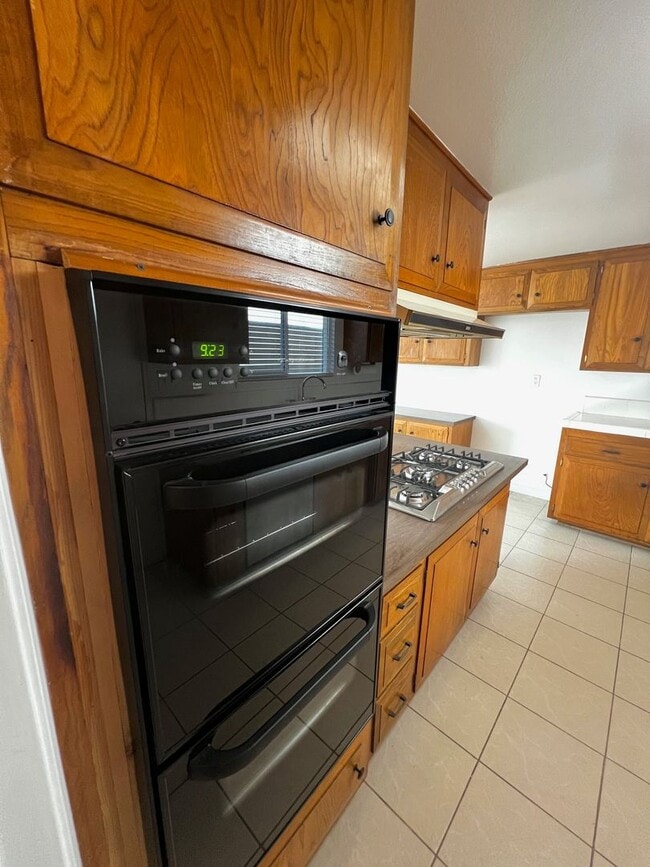 Building Photo - Spacious 4-bedroom, 2.5-bath Home Fountain Valley