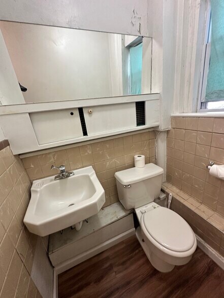 Bathroom - 926 Diamond Park