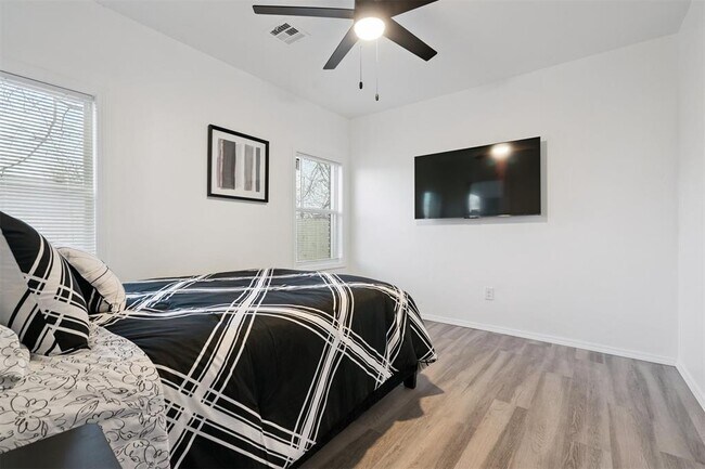 Building Photo - 1200 NE 17th St