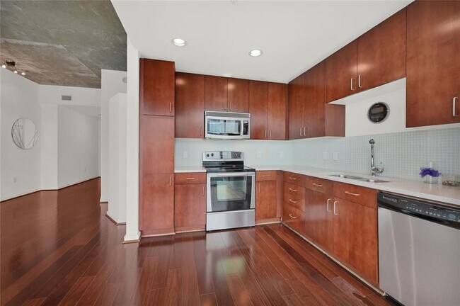 Building Photo - 5925 Almeda Rd