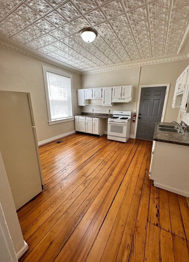 Primary Photo - 1635 White St