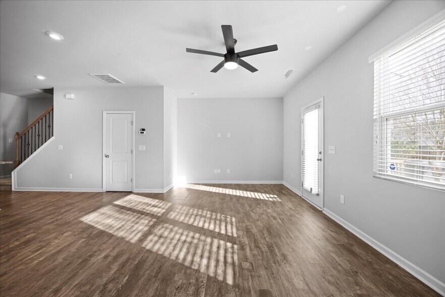 Building Photo - 8860 Commons Townes Dr