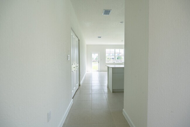 Building Photo - 2485 SE 29th Dr