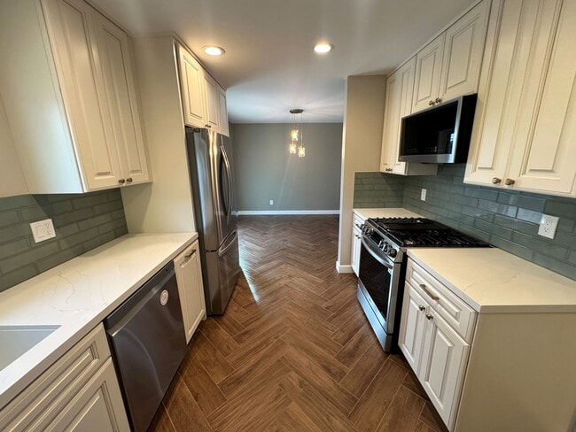 Building Photo - Single-Story East Ventura Home – 3 Bed / 1.75 Bath + Updated Interior